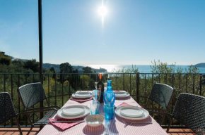 Ulivi House, inside a private Park, pool, tennis, 2 AC BDR, 2BTH, parking next home and private garage in Lerici!